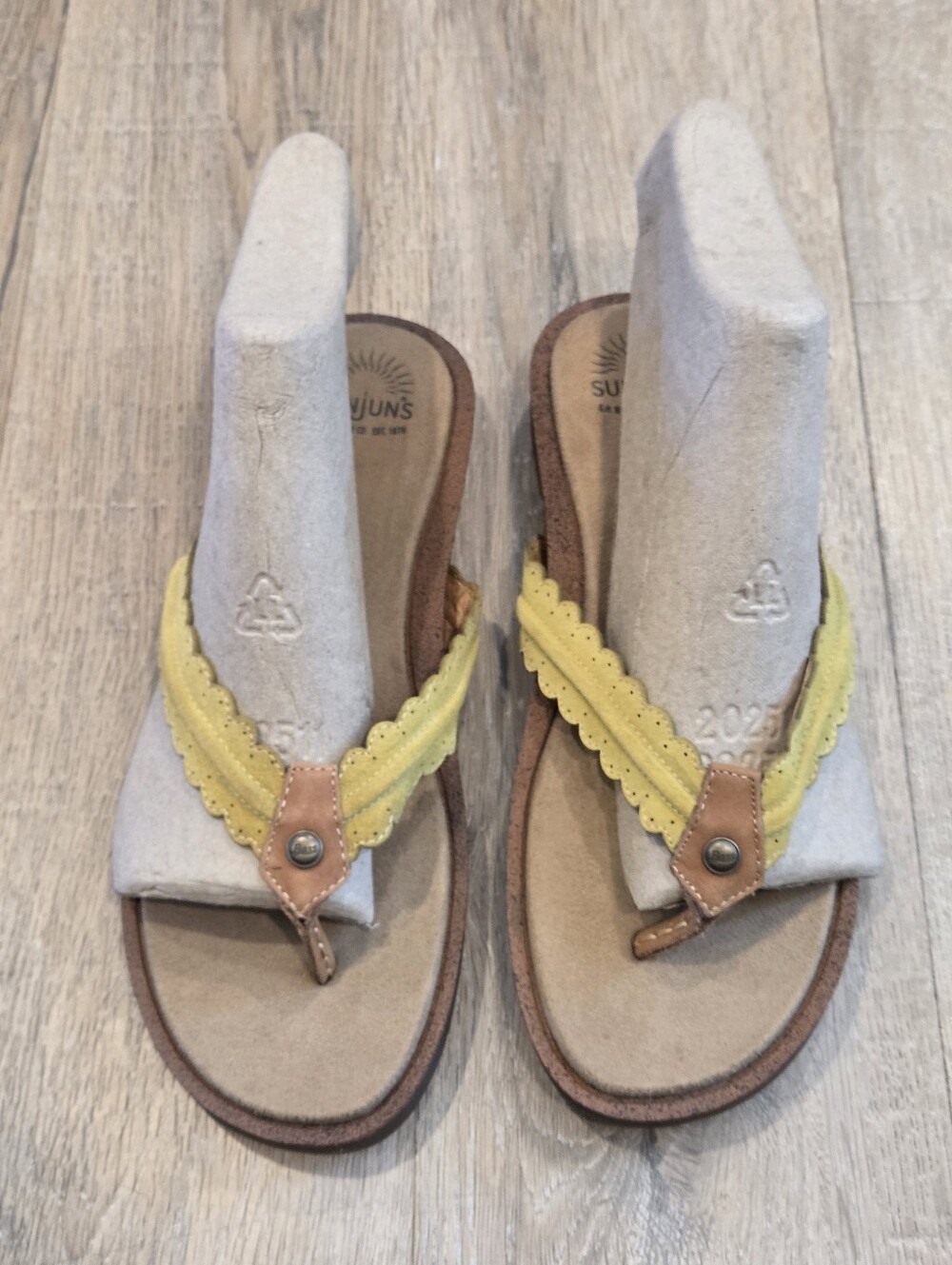 Sunjuns G.H. Bass Yellow Leather Scalloped Thong Sandals Womens 7.5 Flat Flip Fl